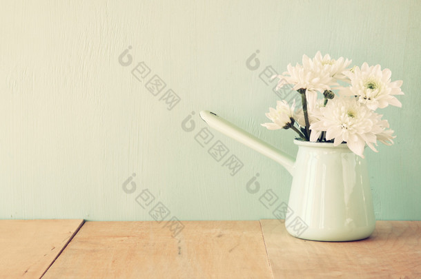 夏季束鲜花与薄荷背景木制的桌子上。老式的滤波的图像