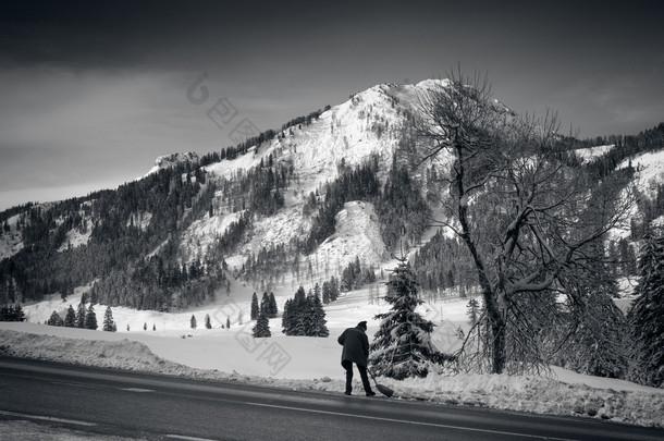 黑色和白色的被雪覆盖的高山景观