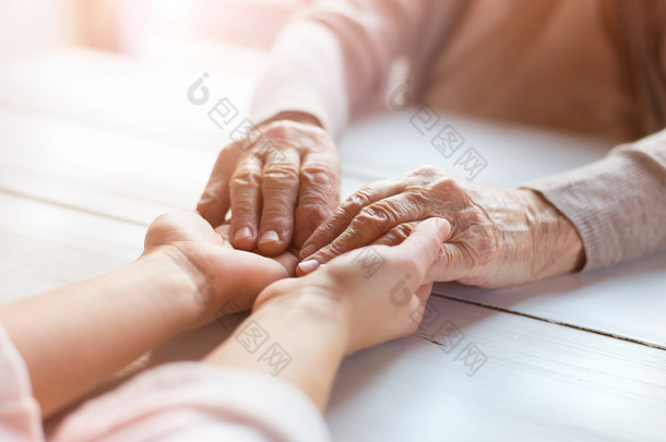 祖母和孙女手牵着手.