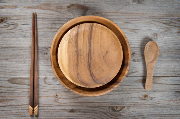 空盘子、 勺子和筷子 