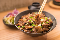 日式集: 牛肉和大米的日本美食