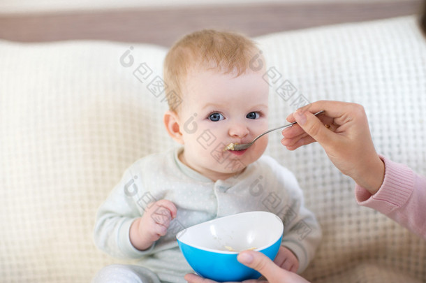 8 月大的宝宝从碗里吃