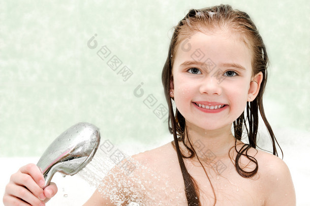 快乐的小女孩特写洗澡 