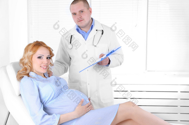 年轻孕妇和医院的医生