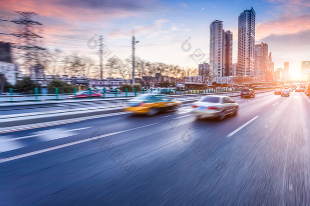 汽车行驶在高速公路上看日落，动议模糊