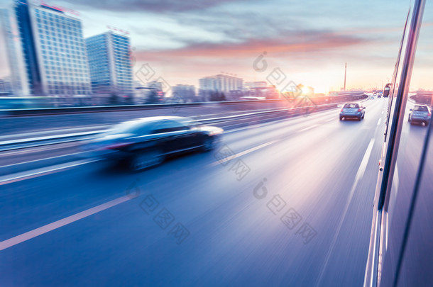 汽车行驶在高速公路上看日落，动议模糊