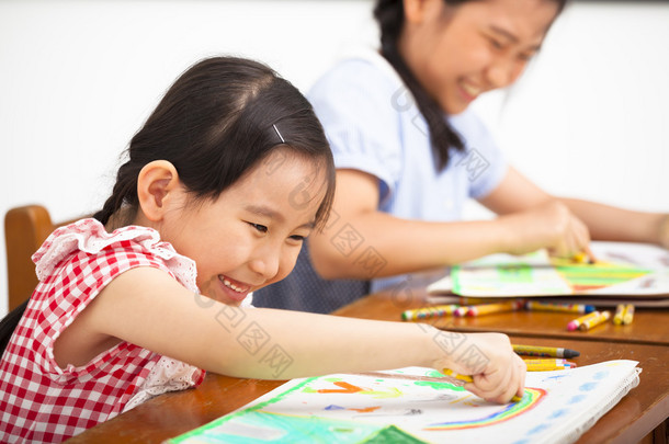 快乐的孩子们在教室里画