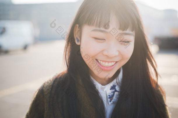 在市亚洲时髦女人