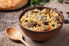 叫做抓饭的传统乌兹别克食物煮熟与油炸的羔羊肉、 米饭、 胡萝卜、 洋葱和大蒜