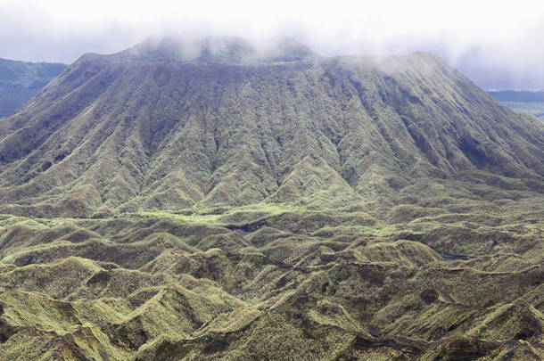 树干锥的 Marumligar 火山的火山口。瓦努阿图附近岛。5959