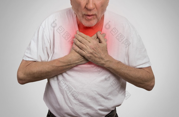 生病的老人老人的家伙有严重感染胸痛