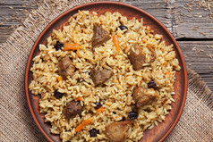 一道菜的抓饭、 国家乌兹别克辣的饭与肉、 米饭、 洋葱和大蒜