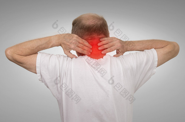 老人与触摸红色的颈部痉挛疼痛发炎区域