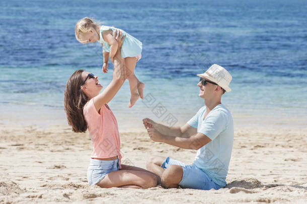 一起在海滩上玩的快乐小家