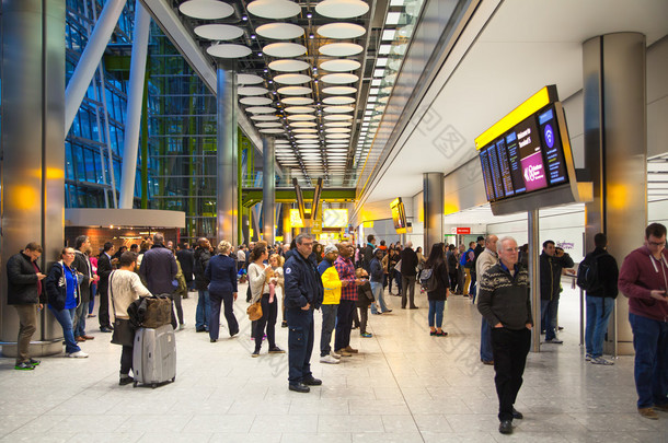 伦敦，英国-2015 年 3 月 28 日: 5 里面希思罗机场航站楼。国际移民。人们等候接载旅客