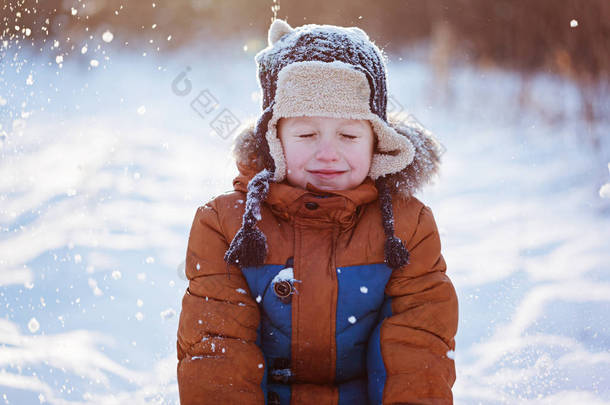 快乐的孩子男孩玩一个冬天降雪期间在大自然中漫步