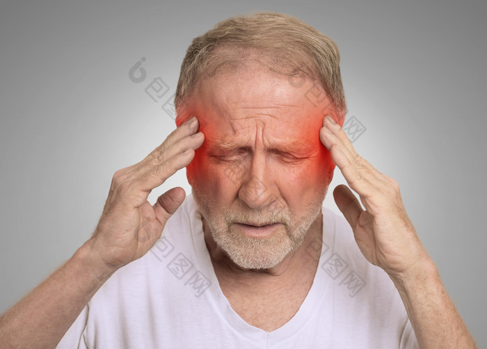 老人患有头痛双手放在头上