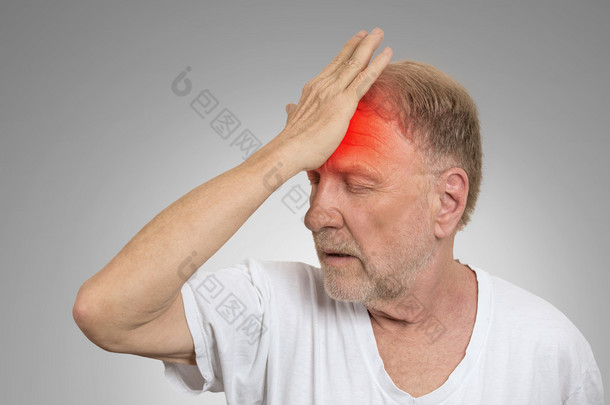 老人患有头痛双手放在头上老人健康老年人健康