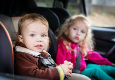 小儿童汽车安全座椅在车里