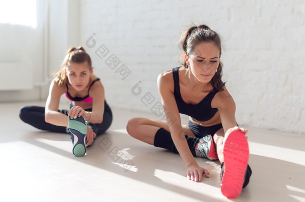 群适合妇女工作拉伸腿部肌肉回去热身在<strong>健身</strong>房<strong>健身</strong>、 运动、 训练和生活方式的概念.
