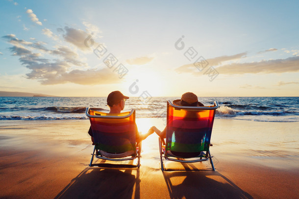幸福浪漫的情侣在沙滩上享受美丽的夕阳