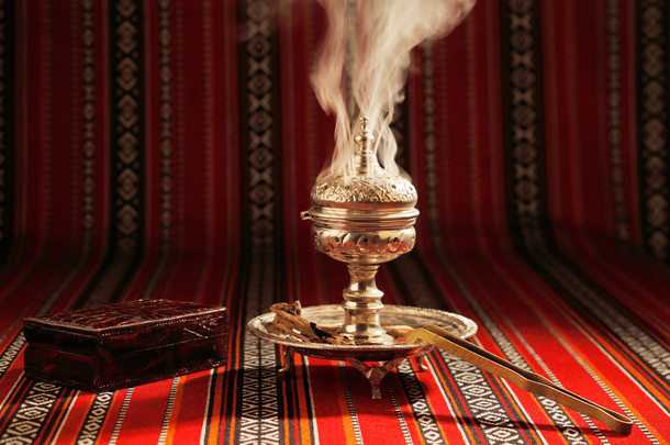 Bukhoor 通常在 mabkhara 在许多阿拉伯国家中燃烧