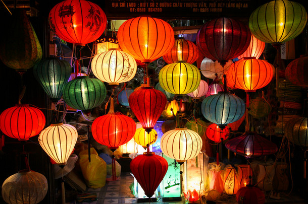 在一个越南市场街、 海七彩灯笼