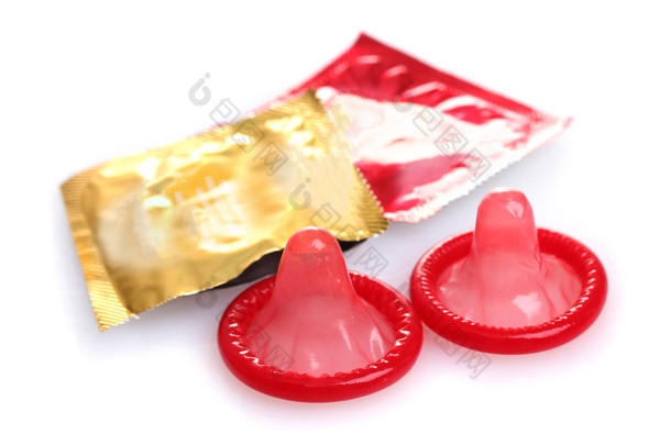 红色与白色上孤立的打开包避孕套