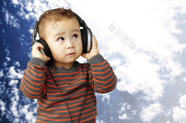 一个英俊的孩子听音乐看起来反对的肖像