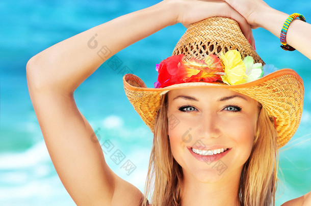 幸福的年轻女人，在海滩上