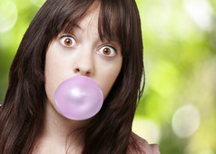 年轻女孩与自然广管局对口香糖粉红色泡沫