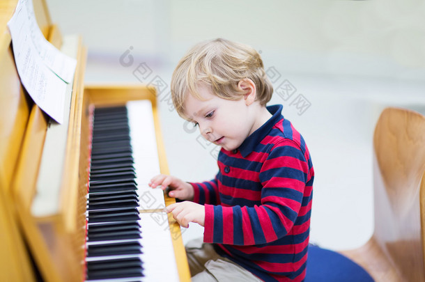 两岁幼儿男孩弹<strong>钢琴</strong>的音乐教体.