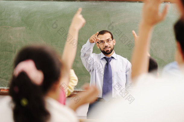 学校里的阿拉伯孩子,教室里有个老师