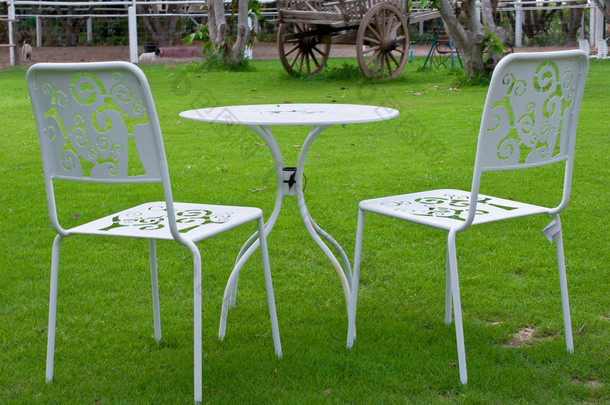 白色桌子和椅子在草坪中