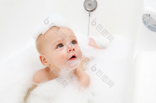 婴儿肥皂泡沫中