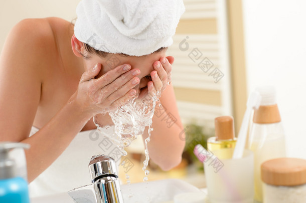 女人溅<strong>水</strong>在浴室中的脸