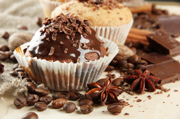 美味松<strong>饼</strong>蛋糕用巧克力、 香料和咖啡的种子，米色的表现力