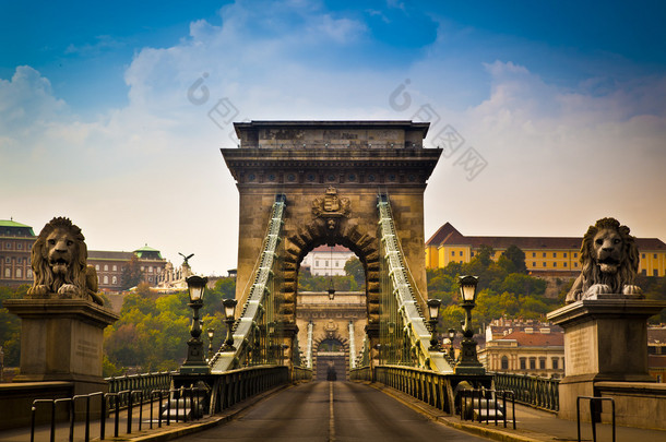 塞切尼链桥是美丽的装饰的悬索桥<strong>跨越</strong>多瑙河的布达佩斯，匈牙利资本市.