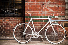 红墙上，复古风格的城市自行车