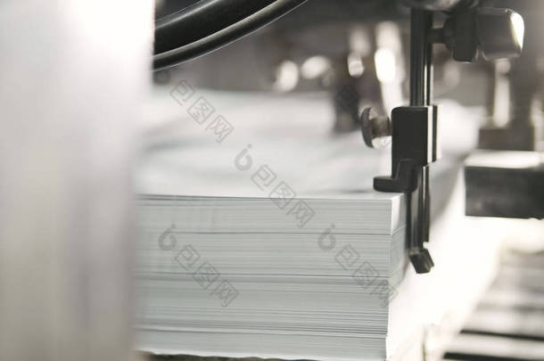 打印的纸张的纸张在印刷机被服务。Cmyk 的偏移量