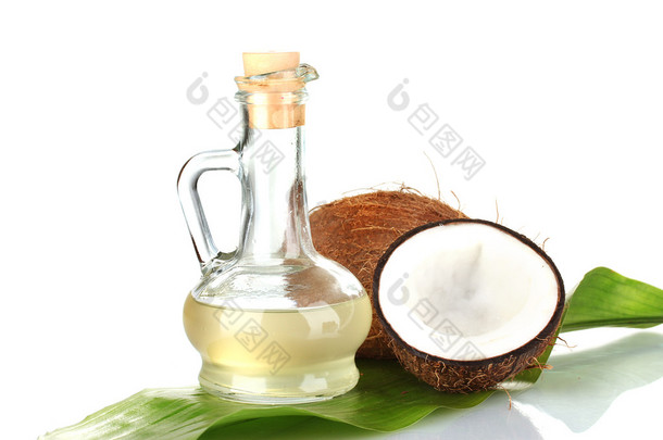 滗水器与椰油和隔离在白色的椰子