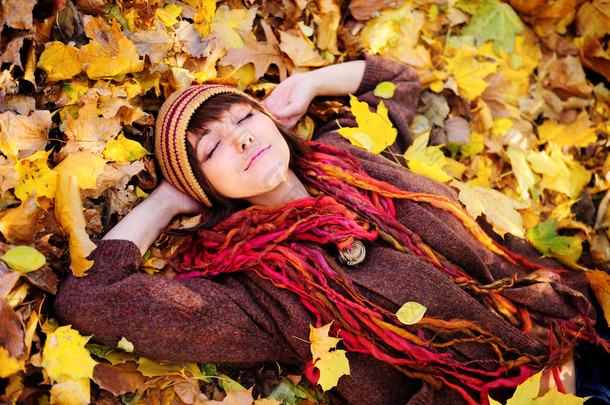 躺在叶子的女孩画像.