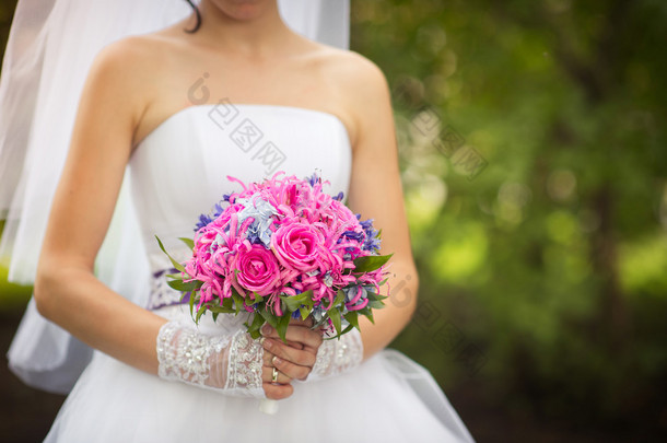 新娘举行粉色花束