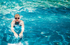 水池中的女人。在加勒比海度假胜地度假 