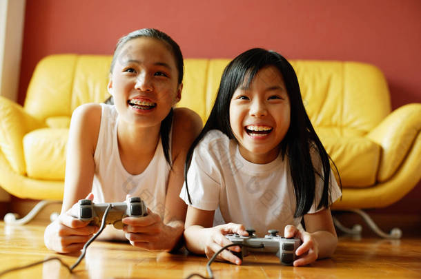 姐妹们玩视频游戏