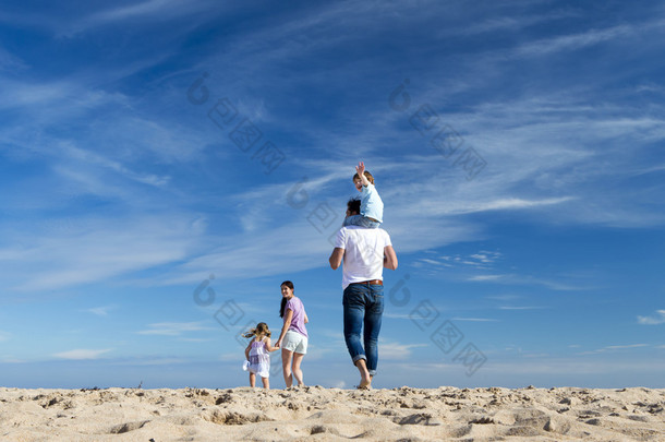 海滩上的家人