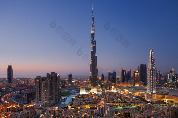 市中心的天际线与 burj khalifa 和迪拜喷泉迪拜