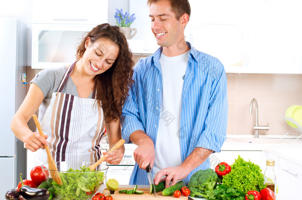 幸福的夫妻在一起做饭。节食。健康食品