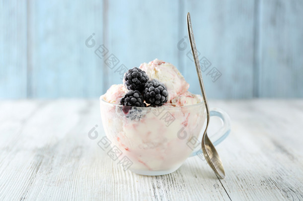 美味的冰淇淋，与新鲜冷冻浆果，颜色木制背景
