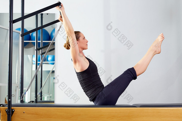 改革者挑逗的普拉提女人在健身房锻炼